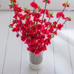 Kırmızı dekoratif yapay çiçek modeli